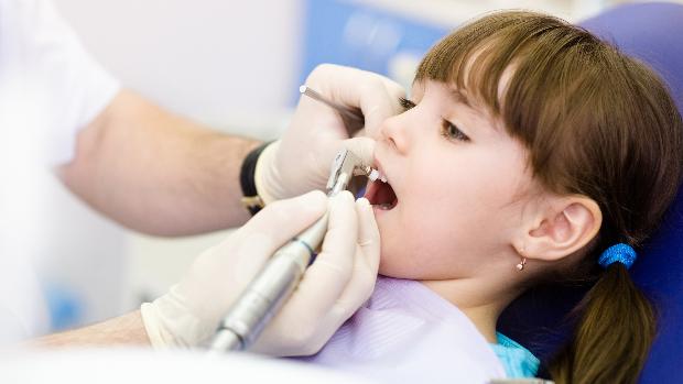 Rechinar de dientes y mordisquear mejillas, señales de estrés en los niños